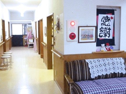 廊下には入居者様どなた様でも利用できる談話スペースがある。ソファもあり、ゆったりとした気分で交流が図れる。