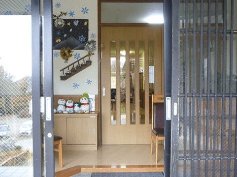 玄関の扉を開けるとアットホームな雰囲気が広がる。入居者様が作った作品を展示するなど飾り付けも行っている。