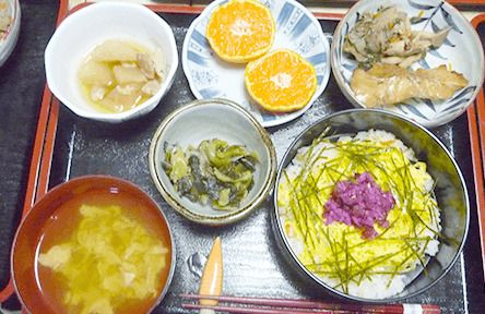 ちらしと味噌汁、野菜のおかずとみかんのデザートが付いた献立