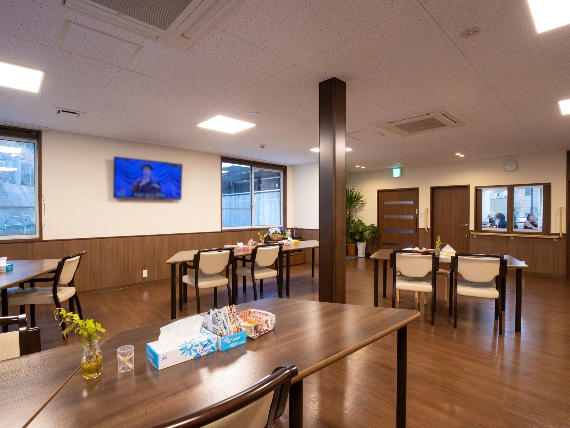 シックな色合いの床やテーブルのあるダイニングである。間隔を広くとってあるので、ゆったりとした空間となっている。