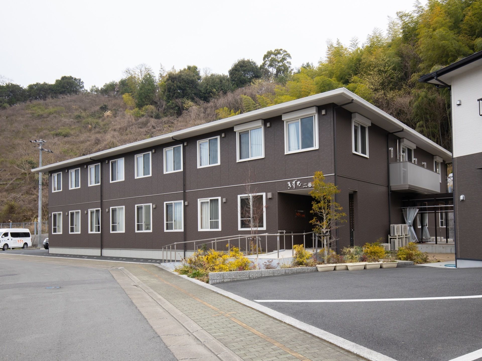 施設の裏には林がある。敷地内にもプランターに植物が植えられて、自然を感じられる環境となっている。緑に触れてリフレッシュすることができる。