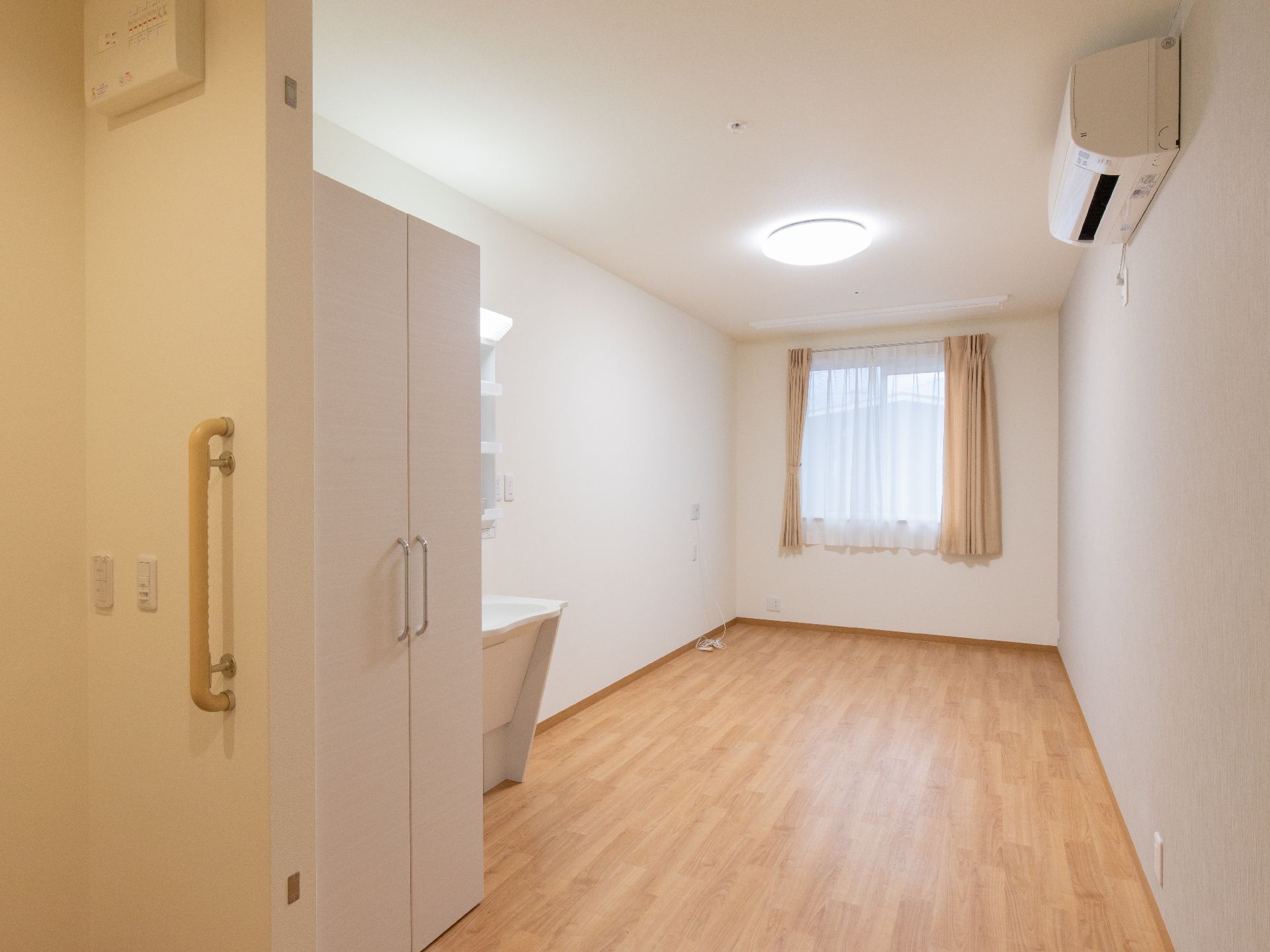 ナチュラルな木質系のフローリングと白い壁で、優しい雰囲気の居室