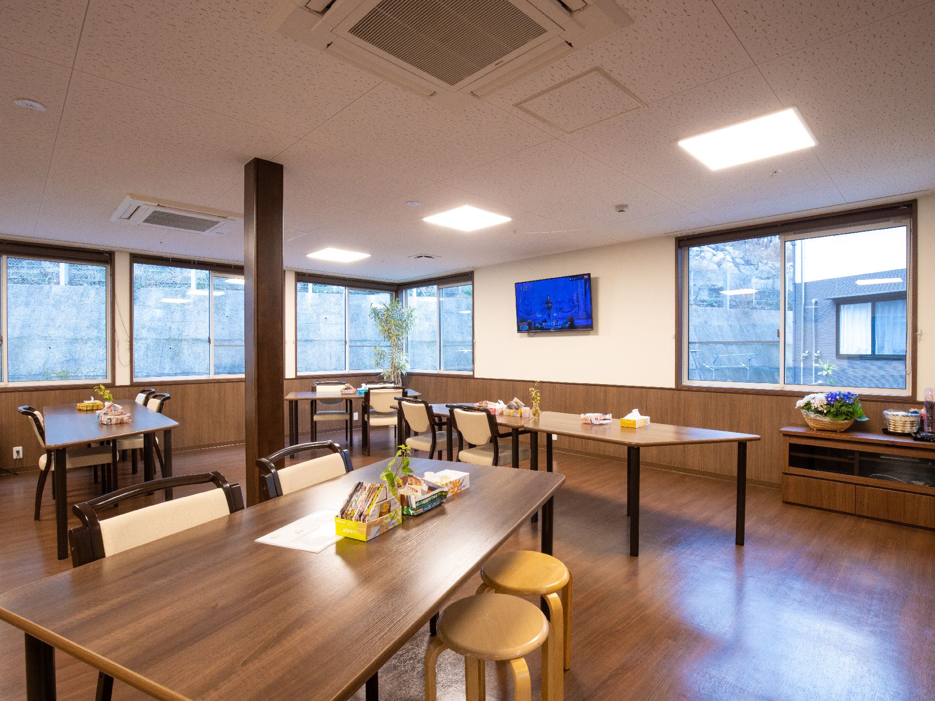 ランダムにテーブルを配して、変化を持たせてあるダイニングルーム