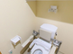 明るい色彩の介護施設のトイレ空間