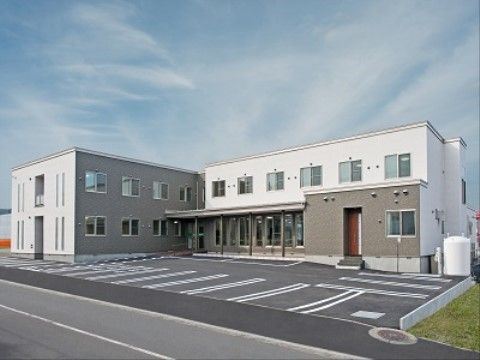 直線のみで構成されている、シンプルですっきりした印象の外観