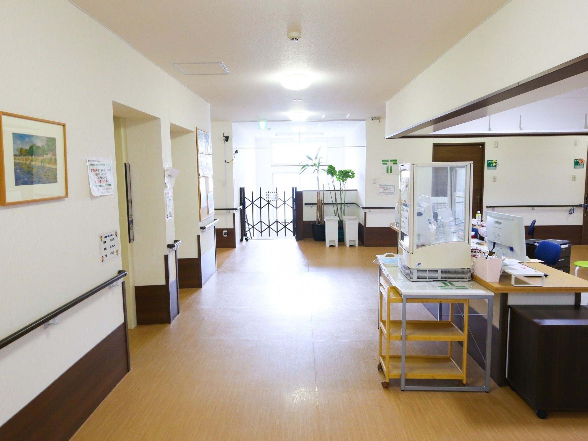 エレベーター乗降口の前に受付窓口がある。カウンター形式になっていて、パソコンのモニターが載っている。