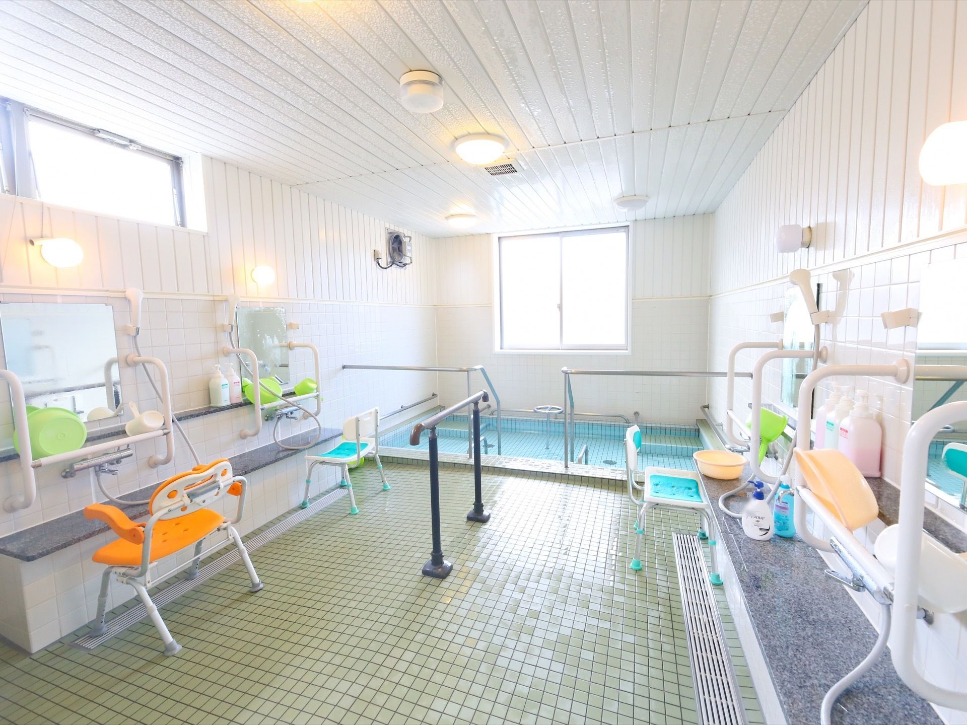 広い共同浴室がある。洗い場が４か所あり、背もたれとひじ掛けがついた椅子が３つ置かれている。掘り込み式の大きな浴槽がある。