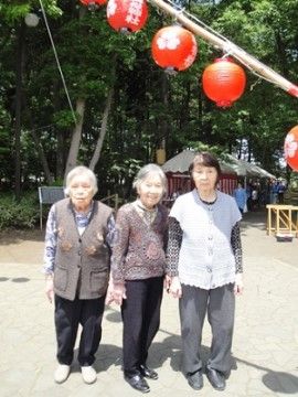 近所のお祭りに出かけた際に、並んで写真に納まる入居者様