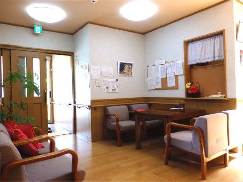 リビングには、4人掛けのソファチェアのセットが設置されている。入居者様同士やご家族様とのご歓談にご利用いただいている。