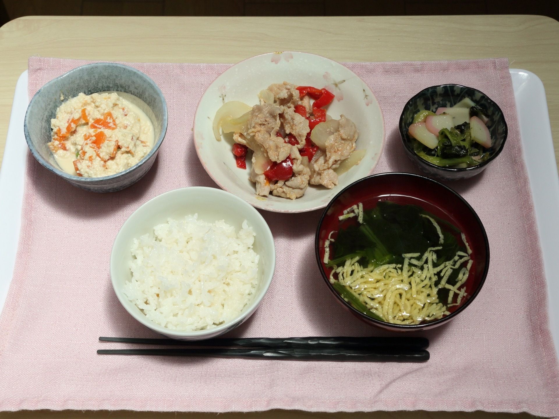 栄養バランスを考えた食事は、基本的に一汁三菜で作られる。ごはん、汁物のほかに栄養と食べやすさを考慮したメニューを提供する。