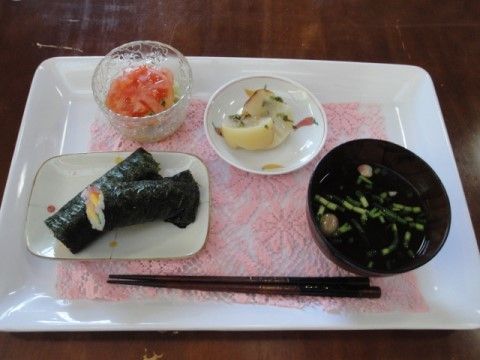 ある日の食事の献立である。記念日や季節イベントには、入居者様に特別食をお召し上がりいただき、お喜びいただいている。
