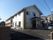 2階建ての施設建物の様子。建物の周りは駐車場になっている。周囲は住宅街で、落ち着いた雰囲気の土地である。