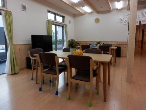 ダイニングテーブルがいくつか置いてある広い部屋である。大きなテレビもあり、くつろいだ時間を過ごすことができる。