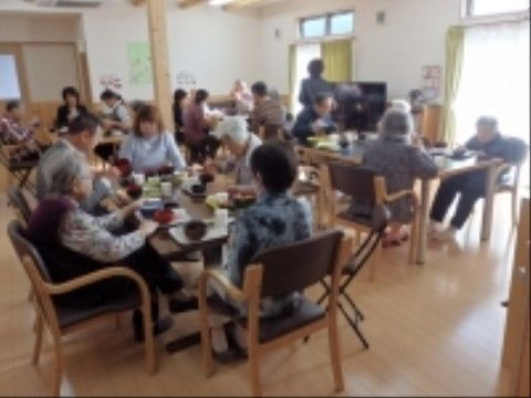 日当たりのよいダイニングルームでの入居者様の食事風景
