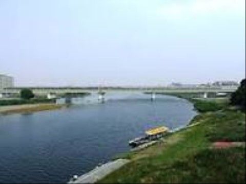 施設の近隣には大きな川があり、自然の多い環境である。散歩やウォーキングも、無理なく楽しむことができる。