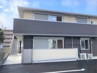 ツートンカラーのシックな色合いの建物の外観。グループホームはぴねす若草の外観