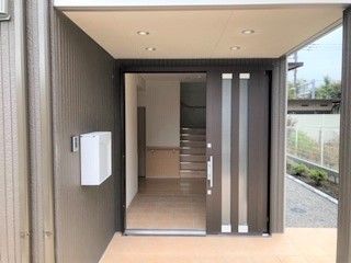 通常の住宅に近いデザインのエントランス。施設の内部へ続いていく入り口