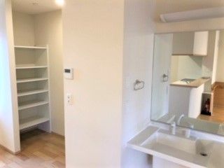 部屋の中にある靴箱のような収納棚と背面台の様子。しっかりとした設備がついた部屋