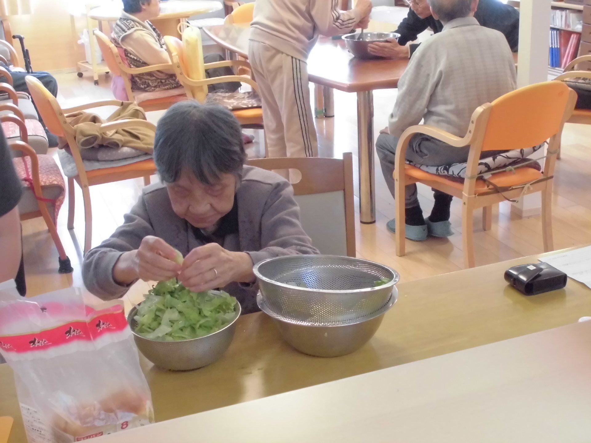 サラダを用意したり、食材を混ぜたりと、手分けして料理をする様子