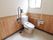 木の腰板と白い壁が明るい雰囲気のトイレ。広々としたスペースに設置されて機能的なトイレは車椅子の方にもストレスなく利用できる。