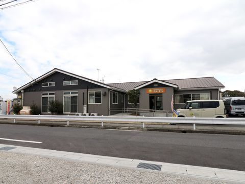 ゆったりとした敷地に平屋で建てられた施設はダークブランの外観が落ち着いた雰囲気。駐車場からの移動もスロープがあるのでスムーズ。