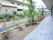 敷地内の建物横にはアスファルトの通路がある。通路の両側には、花木や植木が植えてあり、建物の軒下には砂利が敷きつめられている。