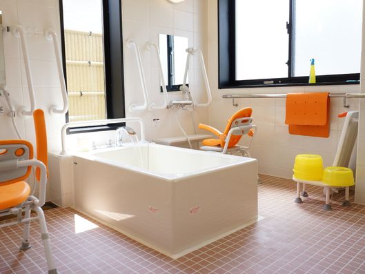 明るく開放感のある浴室