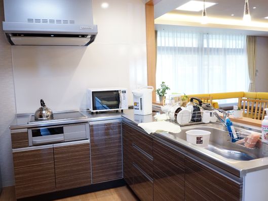 明るく清潔感のあるキッチンスペース