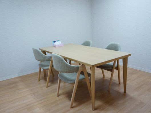 落ち着いた雰囲気の相談室