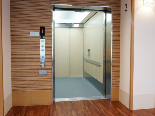 モダン的なデザインのエレベーターホール