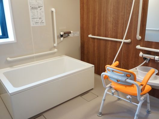 明るく温かみのある浴室