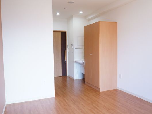 大きなクローゼットのある個室