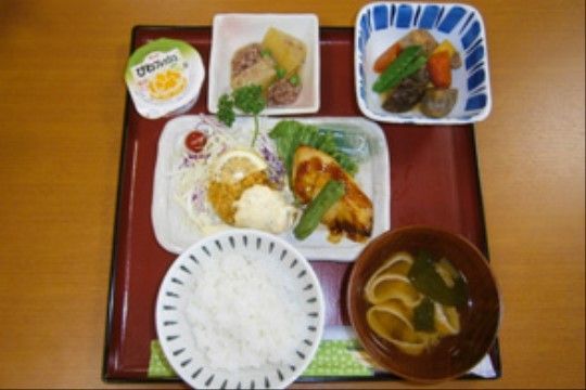 食事は栄養バランスを考えた品数豊富なメニューを用意している。美味しい食事を食べながら、入居者様同士の団らんのひと時も楽しめる。