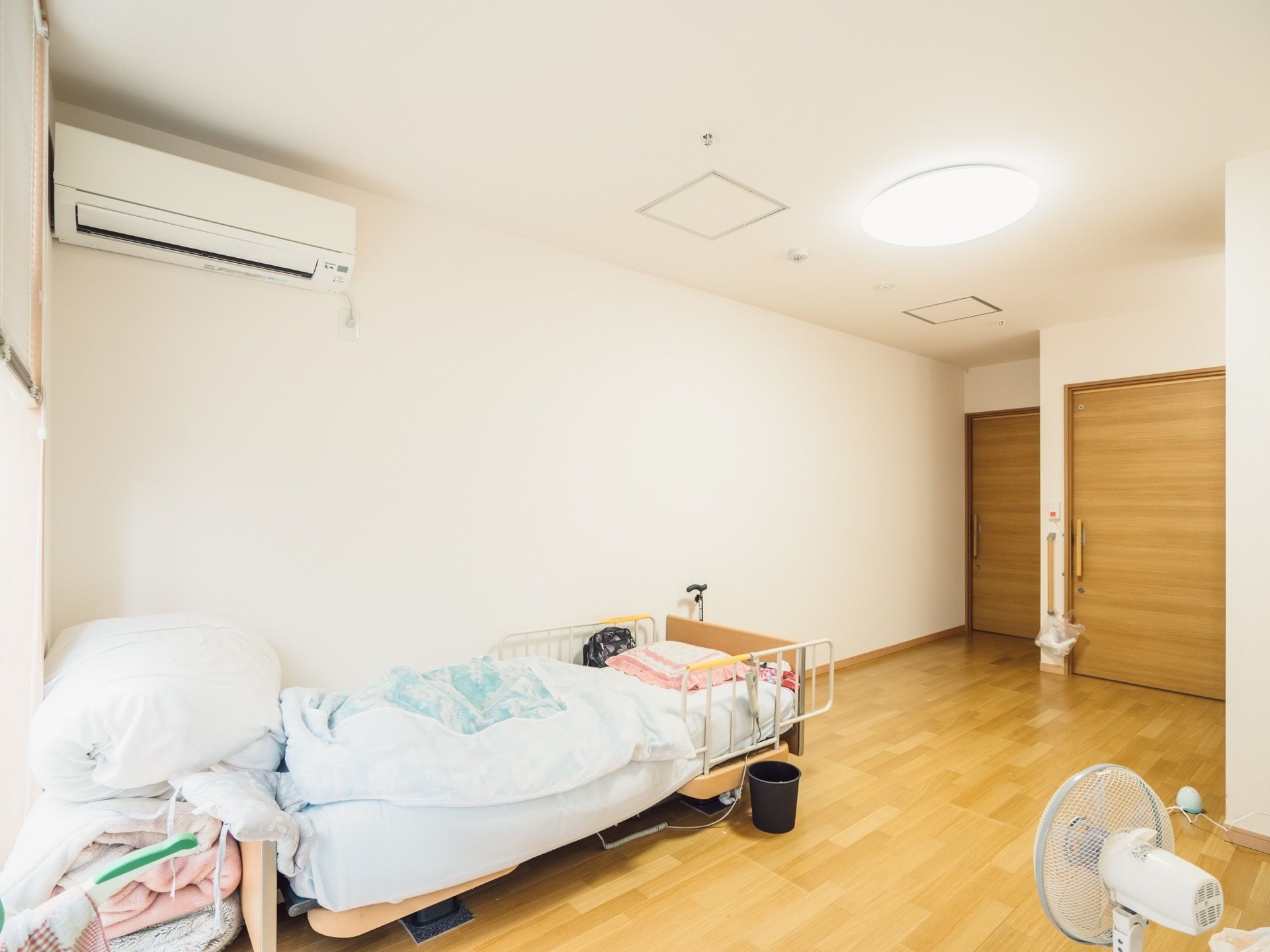 真っ白な壁から清潔感がかもし出されている居室である。LEDライトやエアコン、介護用ベッドが完備されている。