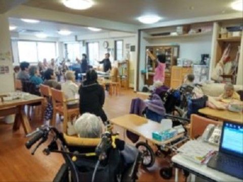 共有スペースに集まり、レクリエーション時間を過ごす入居者様