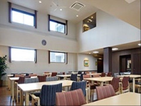 開放感のある共有リビング。一日三回の食事をここで出している。トイレや洗面スペースも近くにあり便利である。
