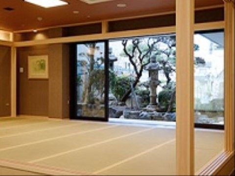 和室には間接照明が取り付けられており、本格的な和室の雰囲気を楽しむことができる。縁側に出られるようになっている。
