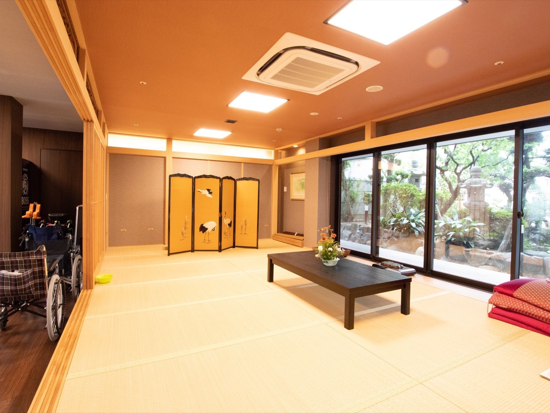 広々とした和室を備えており、足を伸ばしてくつろぎながら外の景色を楽しむことができるエアコンが天井にあり、埋め込み式になっている。