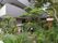 たくさんの木々が植えられた広々とした庭園を備えている。建物のそばにあり、落ち着いた雰囲気になっている。