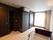 ブラウンを基調としたシックなワンルームになっている。部屋にはベッドとエアコンが設置されている。日当たりも良好で明るい。