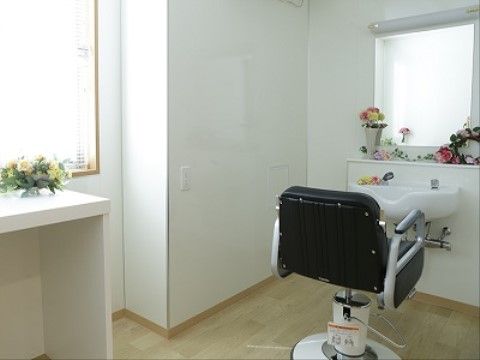 白で統一された美容室