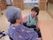 笑顔で会話するケアワーカーと利用者