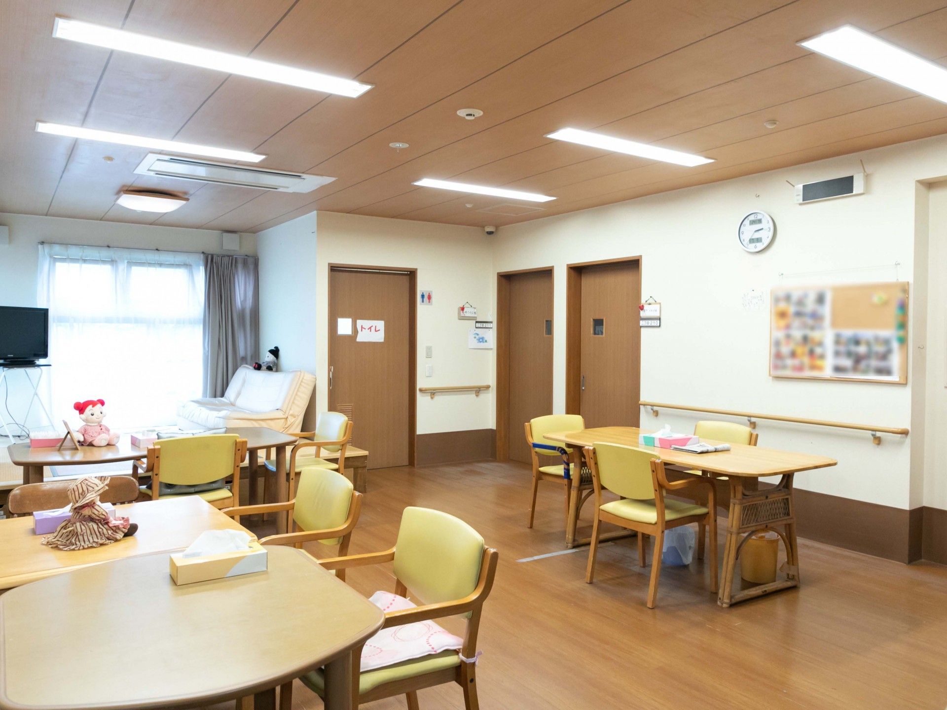 周囲の環境に馴染む一軒家のような雰囲気の、平屋建ての施設外観
