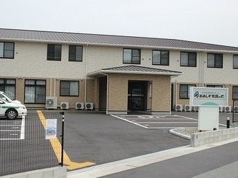 ２階建の建物の前は、舗装されており、駐車場がある。特に玄関前は、身障者専用の駐車スペースになっている。上には大きなひさしがある。