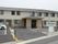 ２階建の建物の前は、舗装されており、駐車場がある。特に玄関前は、身障者専用の駐車スペースになっている。上には大きなひさしがある。