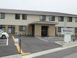 ２階建の建物の前は、舗装されており、駐車場がある。特に玄関前は、身障者専用の駐車スペースになっている。上には大きなひさしがある。
