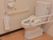 便座を挟んで両側に手すりが設置されている。壁際にはナースコールやトイレットペーパーフォルダーも取り付けられている。