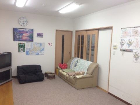 白の天井と白の壁の部屋だ。茶色のフローリングの上には淡いピンク色の絨毯が敷かれている。テレビが置かれている。