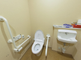 バリアフリー設計のトイレ構内