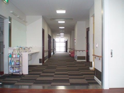 一度に3人の入居者様が使える洗面台が設置された、広いスペースが確保された廊下